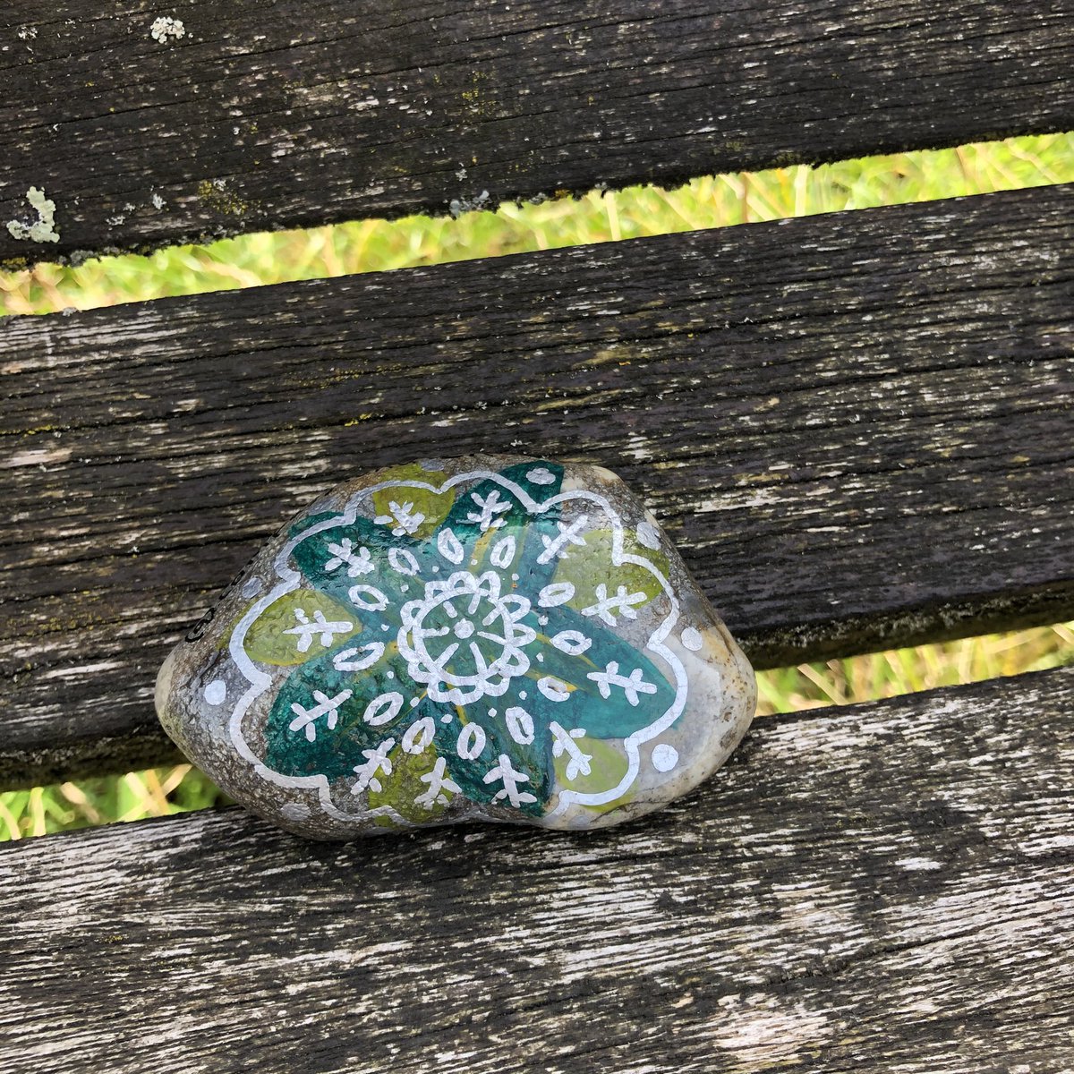CompassionateRo's tweet image. Smile and the world will smile with you.

(Of course it’s ok to be sad or feel whatever you feel too)

This pebble waiting to be discovered on a park bench #Bristol 💚🌍🌞

#pebbleswithpurpose #compassionaterocks #rockpainting #paintedrocks #compassionrocks #365daysofcompassion