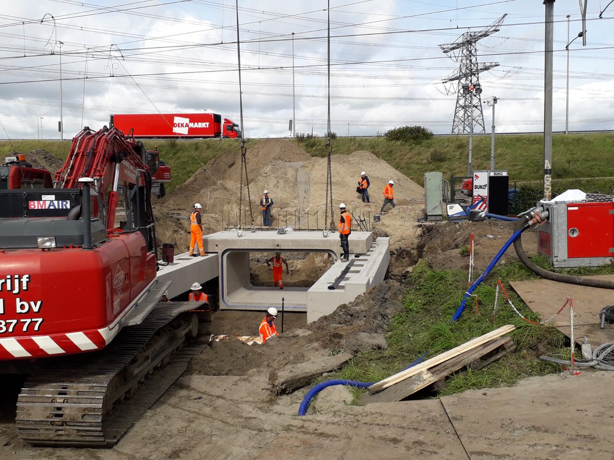 Vandaag een TVP voor het vervangen van de spoorbrug over de Bleiswijkervaart door een duiker van <a href="/Lindenbeton/">Van der Linden Beton bv</a>. Ontwerp en engineering van deze spoordragende constructie door @IB_Boorsma voor <a href="/Knipscheer_Rail/">Knipscheer RailInfra</a> #Teamwork voor <a href="/ProRail/">ProRail</a>
