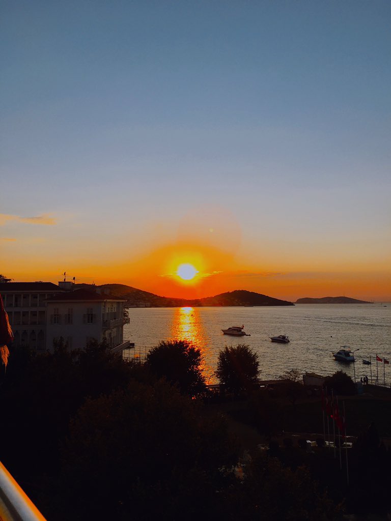 melisaoncell's tweet photo. öyle güzel batmasana, aşık oluyorum🌄 #SunsetTrip https://t.co/kkgVyq2xDC