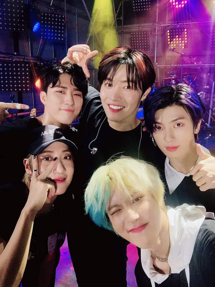 AriOro2's tweet photo. ONEWE They are extraordinary musicians and YongHoon magnanimous his voice! I cried along with him in Reminisce about all I love him They deserve more !! Let's trend #ONEWEVOLUTION https://t.co/BLSAghMS9v
