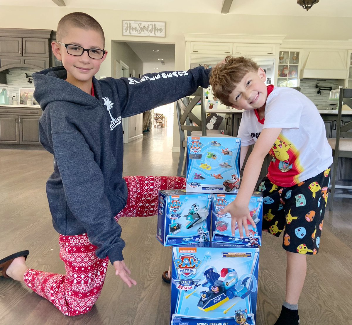 TheMommaDiaries's tweet photo. Special delivery for these two sweet boys from our friends at @SpinMaster &amp; @Nickelodeon 💙📦 

We’re loving these fun new toys from #PAWPatrol availyon @amazon 🐾 

Who’s your favorite pup?! 🐶 #JetToTheRescue #ad 

@ClickComm https://t.co/BNspTJT40X