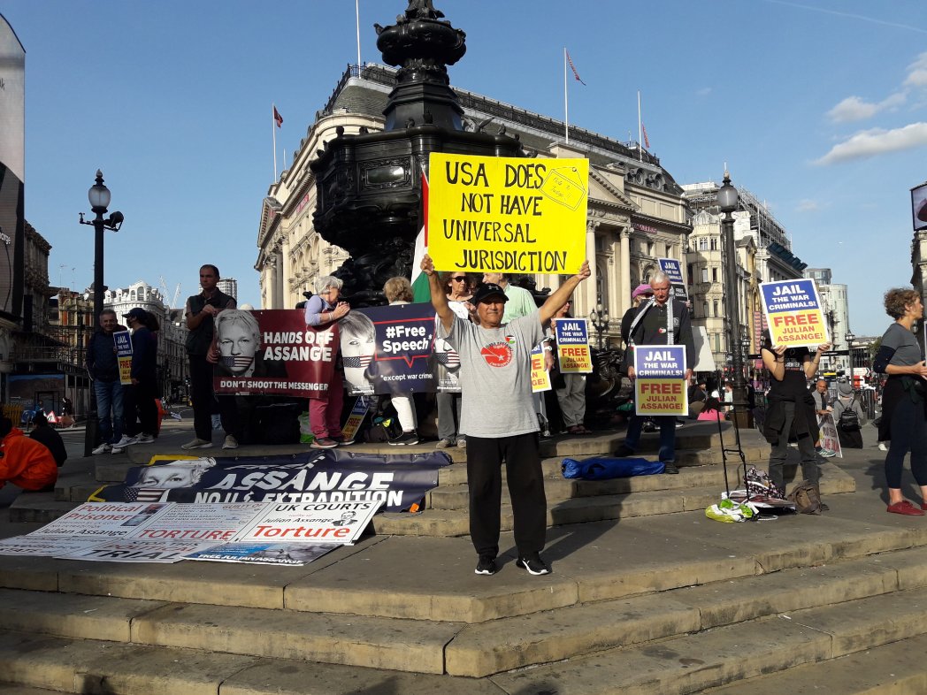 alimay101234's tweet photo. At Piccadilly Circus with the Julian Assange support crew campaigning with WeeklyLeaks, a free and truthful newspaper. All hands needed on deck at the Old Bailey 9/10am Monday. https://t.co/kUYN6lIv6u