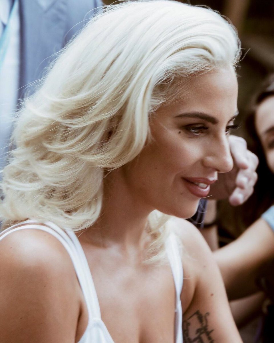 LGTHELOML's tweet photo. look how beautiful lady gaga is. https://t.co/0wk9FPXS8u