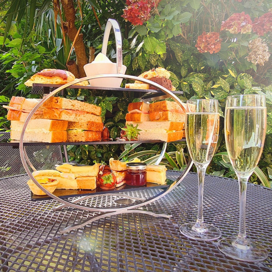 The rest of the weekend's weather is looking warm so let's enjoy the last of the summer’s long evenings with al fresco dinner and drinks on the terrace or a fizzy afternoon tea in our secret garden. Surrounded by beautiful grounds, there's no better place to unwind… ☀️🍾