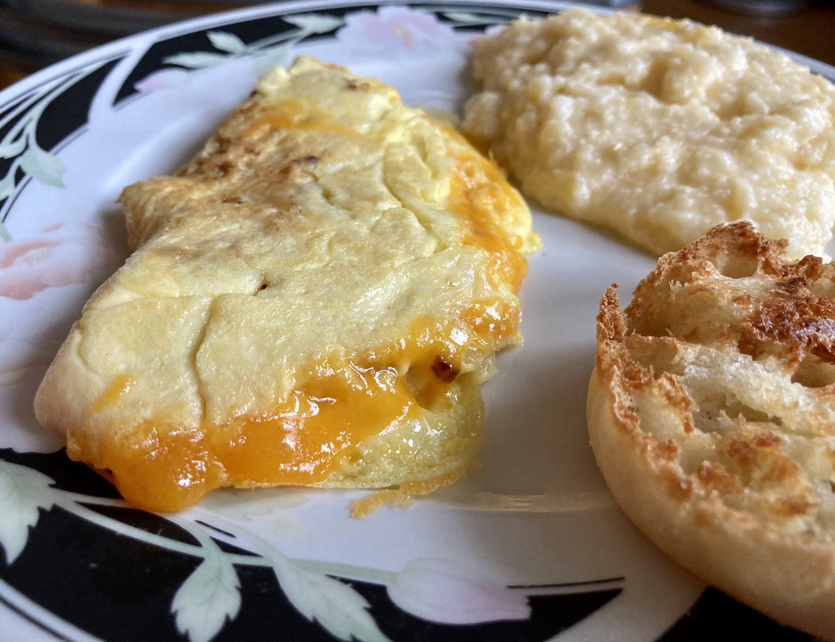 CHGOFoodScene's tweet photo. Wisconsin sharp cheddar, rotisserie chicken, sautéed onions, and garlic. #omelette #itsawinner https://t.co/FukRUDussU