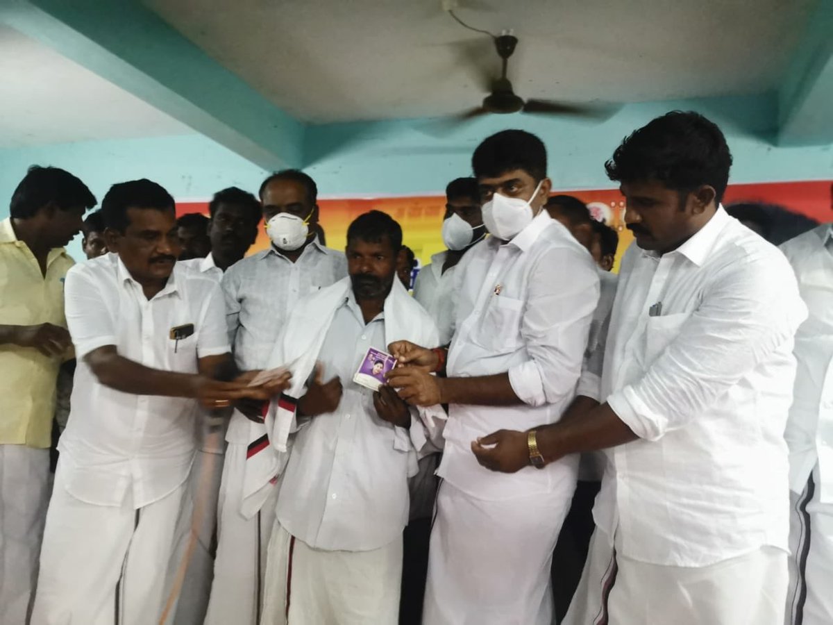 kvmuthuramaling's tweet photo. இராமநாதபுரம் மாவட்டம் போகலூர் ஒன்றியத்தை  சார்ந்த மாற்று கட்சியினர் மற்றும் இளைஞர்கள் 300 க்கும் மேற்பட்டோர் கழக தலைவரின் தலைமையை ஏற்று தங்களை கழகத்தில் இணைத்துக்கொண்டனர். https://t.co/fQleSjGhhC