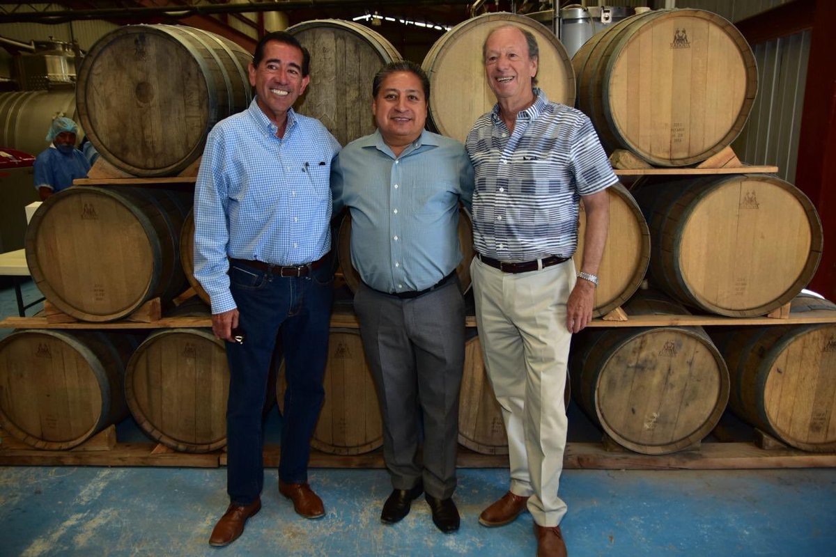 GilVillafuerte's tweet photo. #SoledadNosUne || Envío mis felicitaciones a los productores vinícolas de Pozo de Luna, creadores del vino de la etiqueta Malbec 2015, quien logró obtener la medalla de Oro en el Concurso Mundial de Bruselas ante más de 8, 500 tipos vinos de 46 países productores. ¡Enhorabuena! https://t.co/zfMquEwRrs