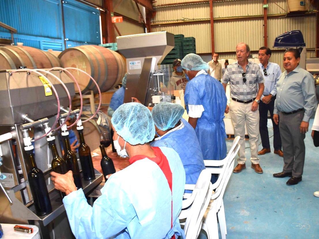 GilVillafuerte's tweet photo. #SoledadNosUne || Envío mis felicitaciones a los productores vinícolas de Pozo de Luna, creadores del vino de la etiqueta Malbec 2015, quien logró obtener la medalla de Oro en el Concurso Mundial de Bruselas ante más de 8, 500 tipos vinos de 46 países productores. ¡Enhorabuena! https://t.co/zfMquEwRrs