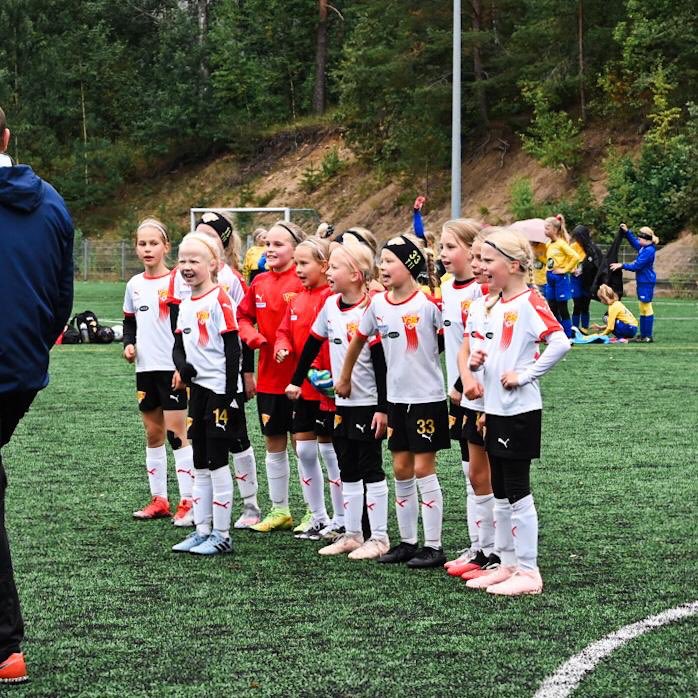 T2011Vjs's tweet photo. Punainen ryhmä jatkaa lohkovoittajana Hippo-turnauksen huomisiin vuotta vanhempien E10 Kaverisarjan mitalipeleihin. @VJSry #hippoturnaus2020 #t2011 #punainen #länsivantaanylpeys https://t.co/NZ6icC9ghe