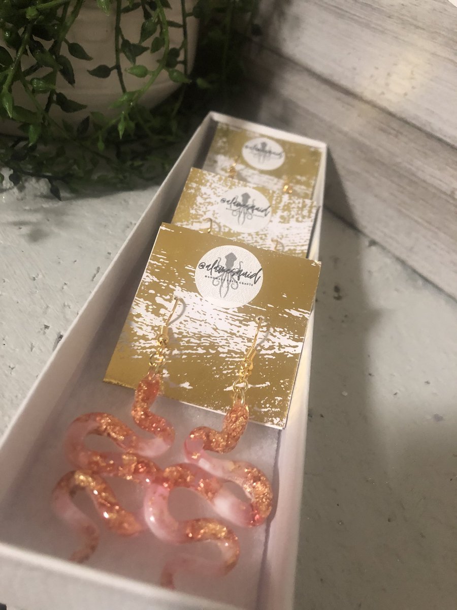 _alase's tweet photo. hiii, I’m Ayzha! I make resin art (primarily doing jewelry at the moment) and will be opening up customs &amp; my website with available products this weekend! ✨

follow my Instagram @/alamesquid for updates &amp; more info ♥️

tagging @Ugly_bois 🙏🏼 https://t.co/rtlDoWlc5W