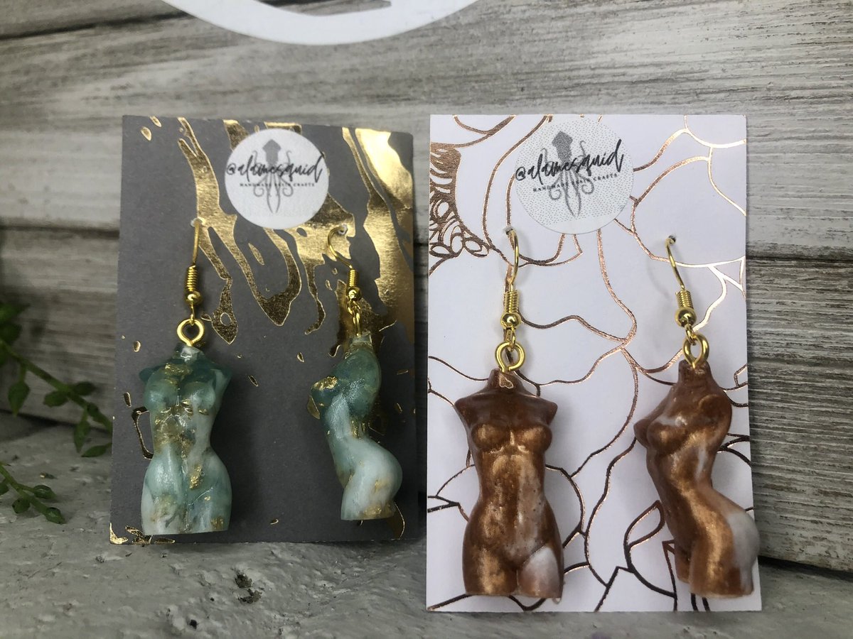 _alase's tweet photo. hiii, I’m Ayzha! I make resin art (primarily doing jewelry at the moment) and will be opening up customs &amp; my website with available products this weekend! ✨

follow my Instagram @/alamesquid for updates &amp; more info ♥️

tagging @Ugly_bois 🙏🏼 https://t.co/rtlDoWlc5W