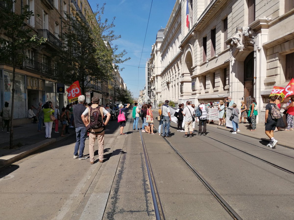 Cath_Vaganay's tweet photo. Les #invisibles du secteur #aidesàdomicile, bien visibles aujourd'hui @saint_etienne_ @Dep_Loire42 pour exprimer leur désarroi, leur colère, leur épuisement à devoir se battre pour obtenir leur #primescovid #Macron
Gardons #confiance !!!! https://t.co/bLlGb30OMn