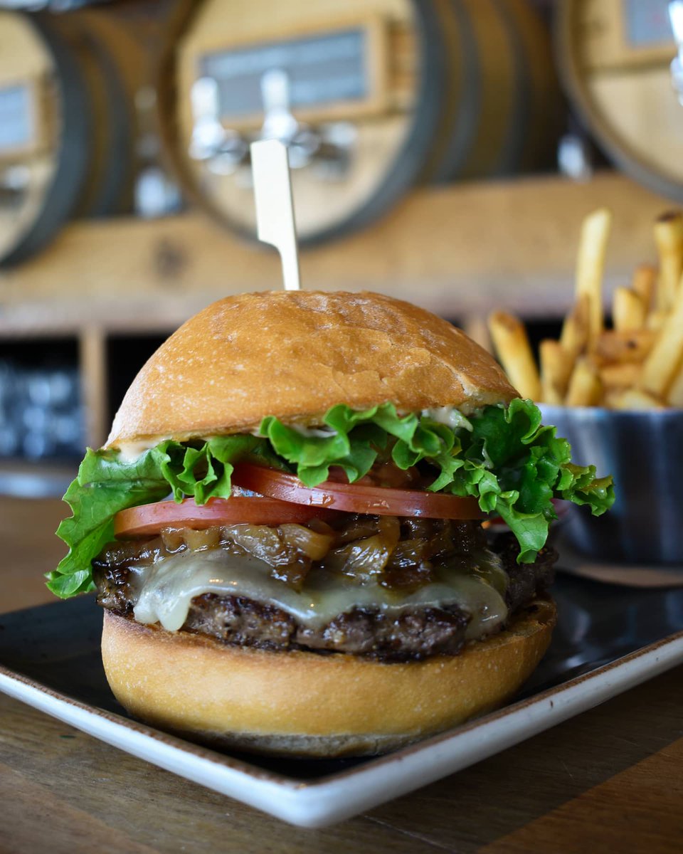 💥#Vancouver News💥
<a href="/tapandbarrel/">Tap & Barrel</a> and <a href="/brewhallyvr/">BREWHALL</a> have added <a href="/carebakery/">Care Bakery</a> burger buns to their menu. The Tap Burger is a mouthful with certifed angus beef®, aged white cheddar, lettuce, caramelized onions, tomato &amp; house mayo. Delicious. Thanks for a fabulous lunch! #glutenfree