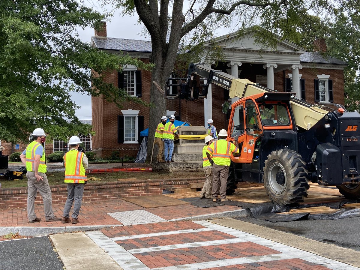 the strappening continues.the rest of the base will go on another truck, it looks like - the one with the first half of the plinth has moved out of the way.