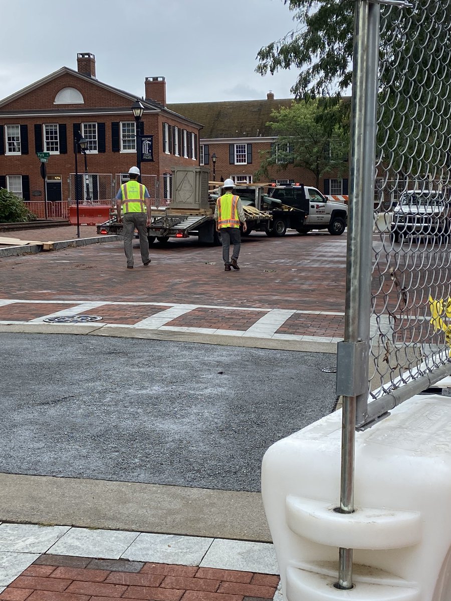 the strappening continues.the rest of the base will go on another truck, it looks like - the one with the first half of the plinth has moved out of the way.