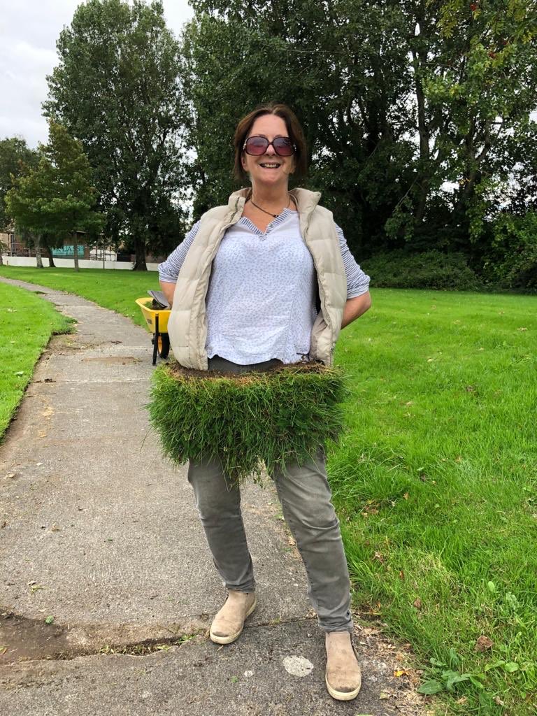 Lettiemccarthy's tweet photo. #fashion #grassskirt #upcycle #wastenot #ontheverge #CleanUp #kilgobbin https://t.co/yxyWxsUkxv