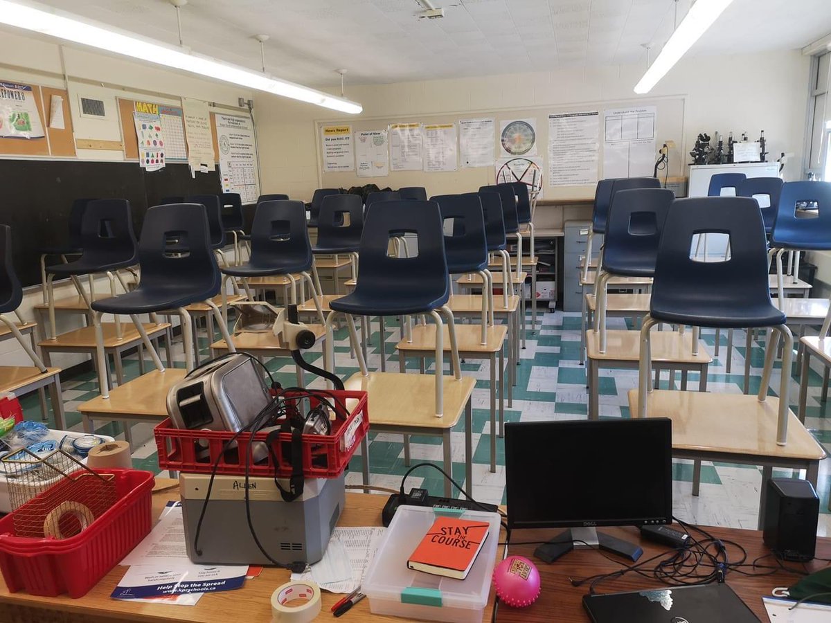 KPRETFO's tweet photo. #CovidClassSizes #RealNotFake
29 grade 8’s in here with new ones coming next week. There’s not even room for the navigation directional stickers as the chair legs touch the front of the desk and the back of the desk behind them. I wonder where the backpacks will fit? https://t.co/3upL9MWvdj