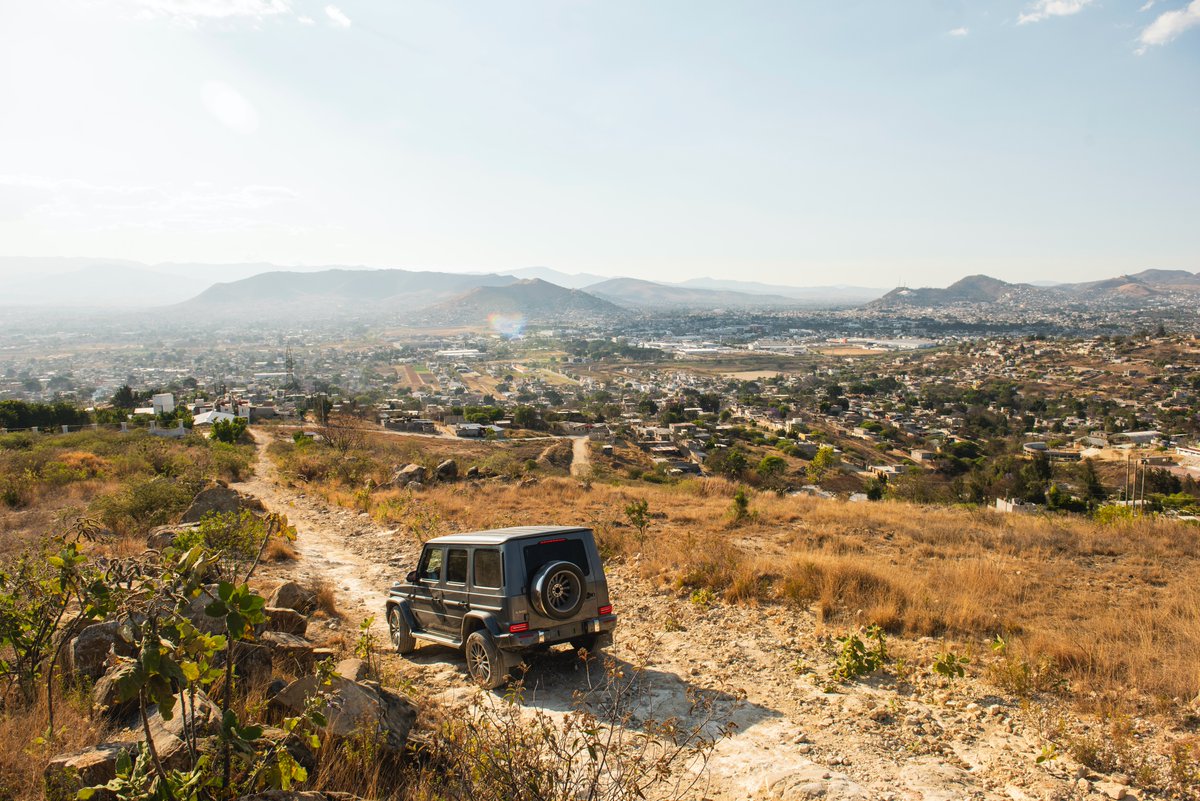 MercedesBenzMx's tweet photo. Para explorar lugares místicos, el poder todoterreno es perfecto. El sueño de nuestra Clase G la ha llevado a Oaxaca y está lista para conocer a dos artesanos que, en sus piezas, transmiten la herencia de la cultura zapoteca.
#ClaseG #EsMexicana https://t.co/UUrDmWJBo8