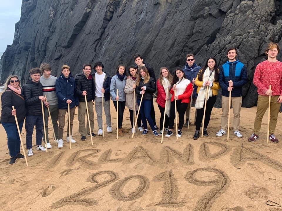 ColegioInglesUy's tweet photo. Hace un año la segunda generación de alumnos empezaba su viaje por Irlanda. Hoy, la nueva realidad, nos alejó de este sueño que con mucho esfuerzo y cariño hicimos realidad. Sin embargo, esta pausa forzada nos hace valorar mucho más estos momentos. https://t.co/WMkPC82whG