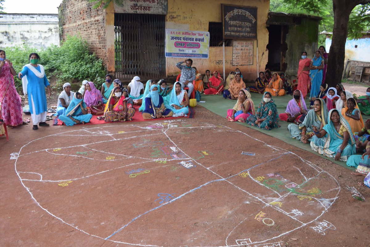 DAY_NRLM's tweet photo. Inclusion of the poor and vulnerable households &amp;  ensuring their active participation in planning process, #SHG of @cgsrlm plays a critical role in resource mapping exercise, during Village Poverty Reduction Plan (VPRP) preparation in Chhattisgarh.
@MoRD_GOI @mopr_goi @DAY_NRLM https://t.co/JhgcO5dROx