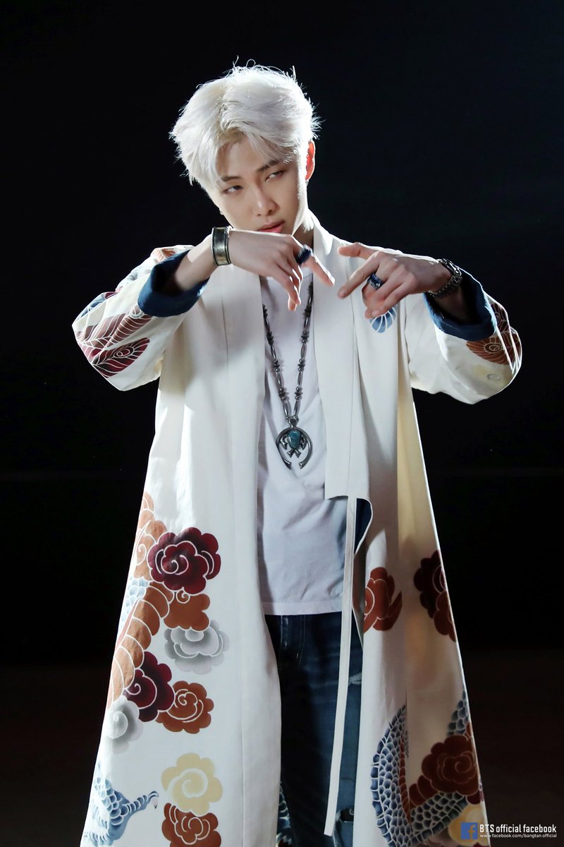H2OmelonSugaHi's tweet photo. Belated happy birthday, Namjoonie. More than grateful that you're the leader to BTS. One of the reason why Army love BTS so much.
I miss white hair joon. You're so handsome.
#HAPPYRMDAY #모니생일ㅊㅋ #NumberOneLeader https://t.co/sowqsR2QE7