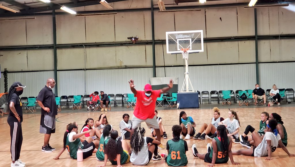JoliPg24's tweet photo. Great camp today @deltareport1 .  Thank you for having me 💪🏾🏀 Highlights are coming.  #girls #basketball #sipgirls #deltareport #Louisiana #Lafayette #Acadiana #LouisianaRankings #LGRBasketball #HannahMouton #PointGuard https://t.co/OXeXSeyi37