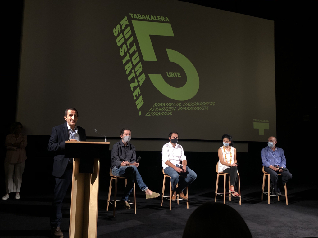 Recomiendo seguir este interesante streaming desde <a href="/tabakalera/">Tabakalera</a> Cultura y ciencia en el contexto de <a href="/Handiafilm/">Handia</a> x.com/tabakalera/sta…