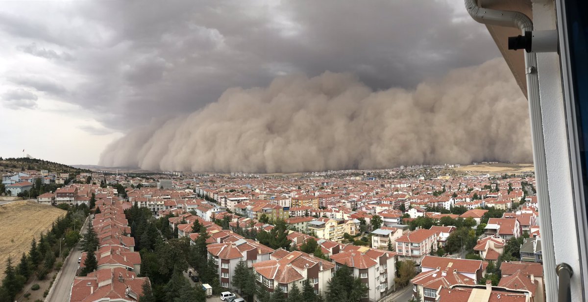 Impressionnante tempête de sable ce samedi à Polatlı en Turquie (via <a href="/iremcalik0/">so what</a>)