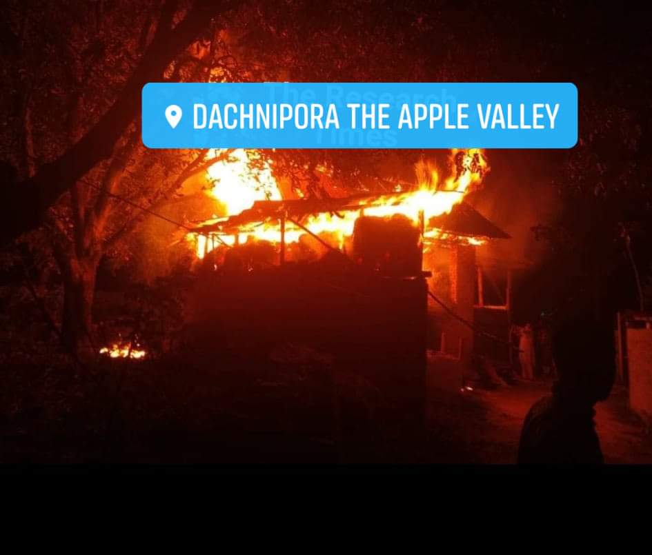 AsianNewsHub's tweet photo. #JustIn ● Fire broke out at #Hugam village of Srigufwara area of south Kashmir's #Anantnag district. https://t.co/iVf6wlFfIi