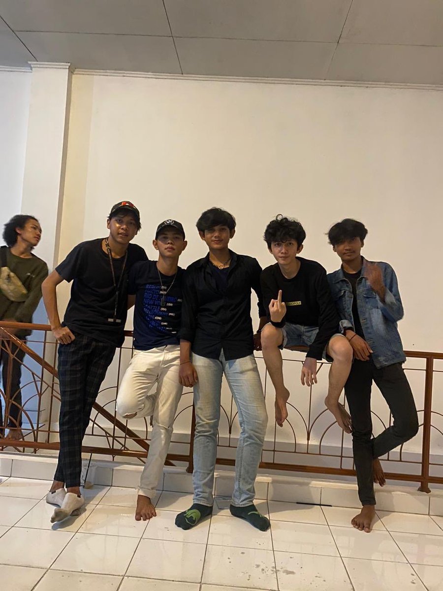 notfakboyyy's tweet image. excuse me