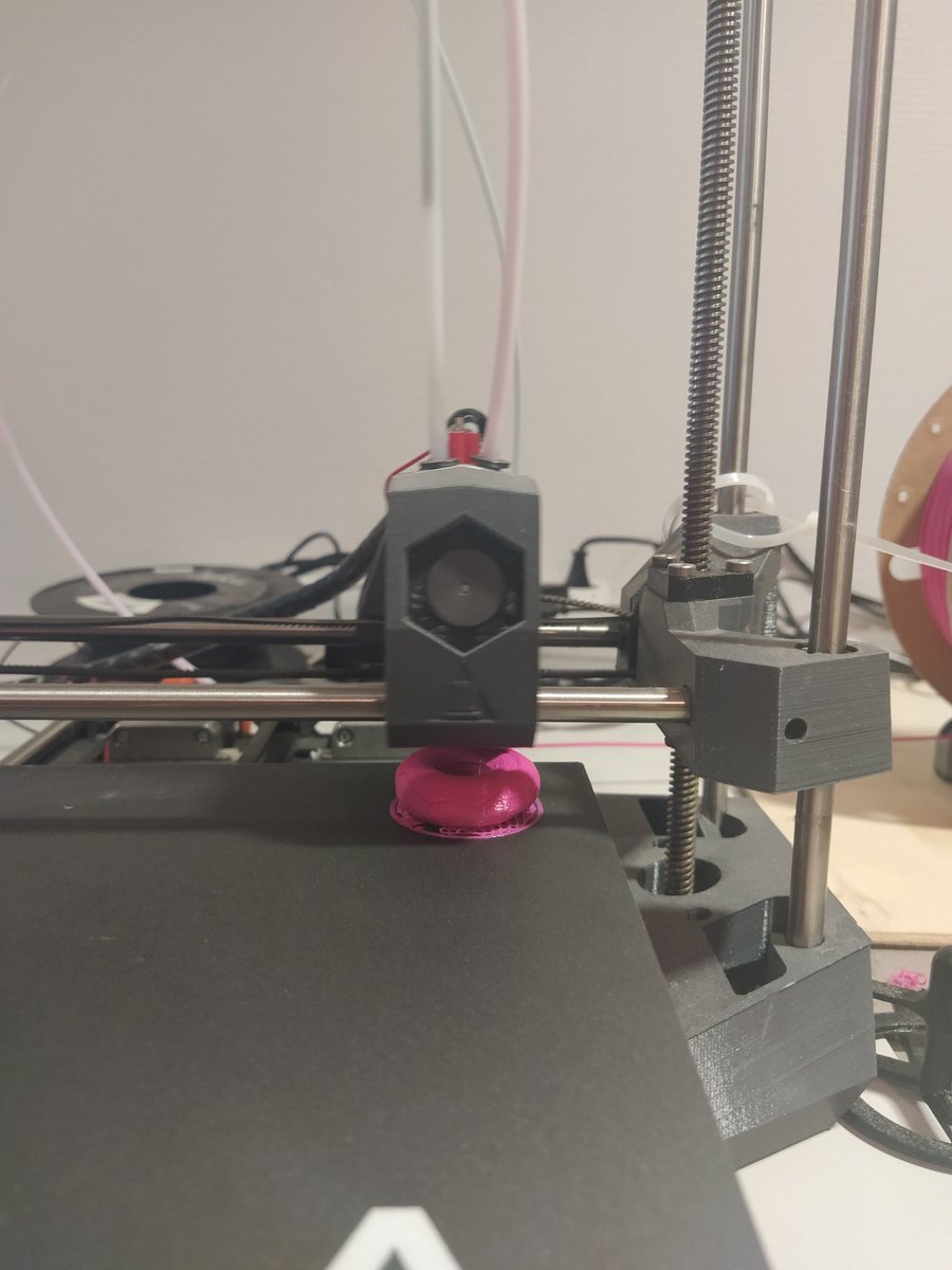 EspaceBidouille's tweet photo. Mini donuts imprimé cette après midi a la permanence du samedi ! 
Le projet : apprendre la modélisation 3d pour réaliser des pieces de plateau d'échec ! 

N'hésitez pas a venir avec vos projets et vos (absences) de compétences, on fait des trucs formidable ! https://t.co/TaWURDx30X