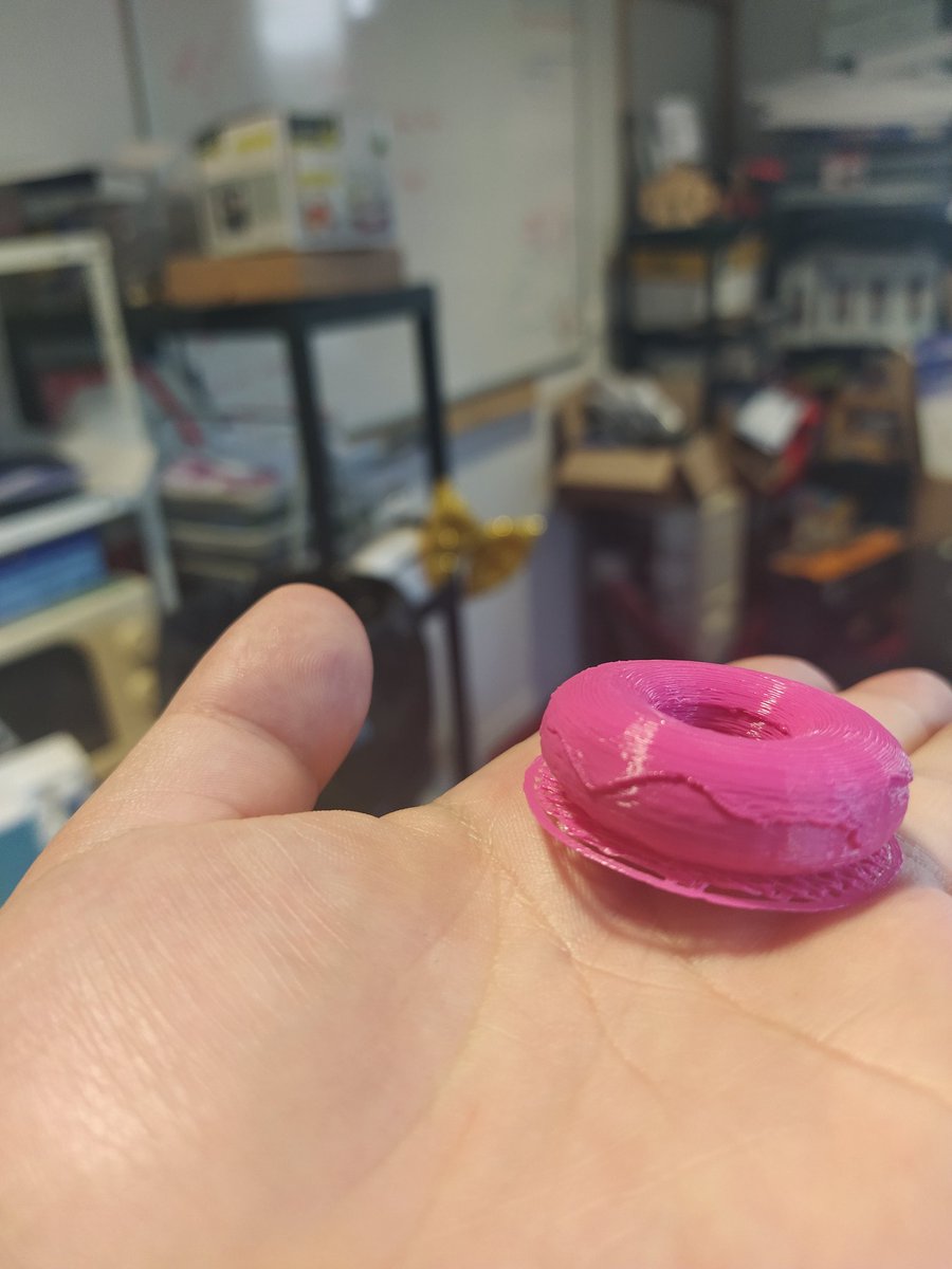 EspaceBidouille's tweet photo. Mini donuts imprimé cette après midi a la permanence du samedi ! 
Le projet : apprendre la modélisation 3d pour réaliser des pieces de plateau d'échec ! 

N'hésitez pas a venir avec vos projets et vos (absences) de compétences, on fait des trucs formidable ! https://t.co/TaWURDx30X