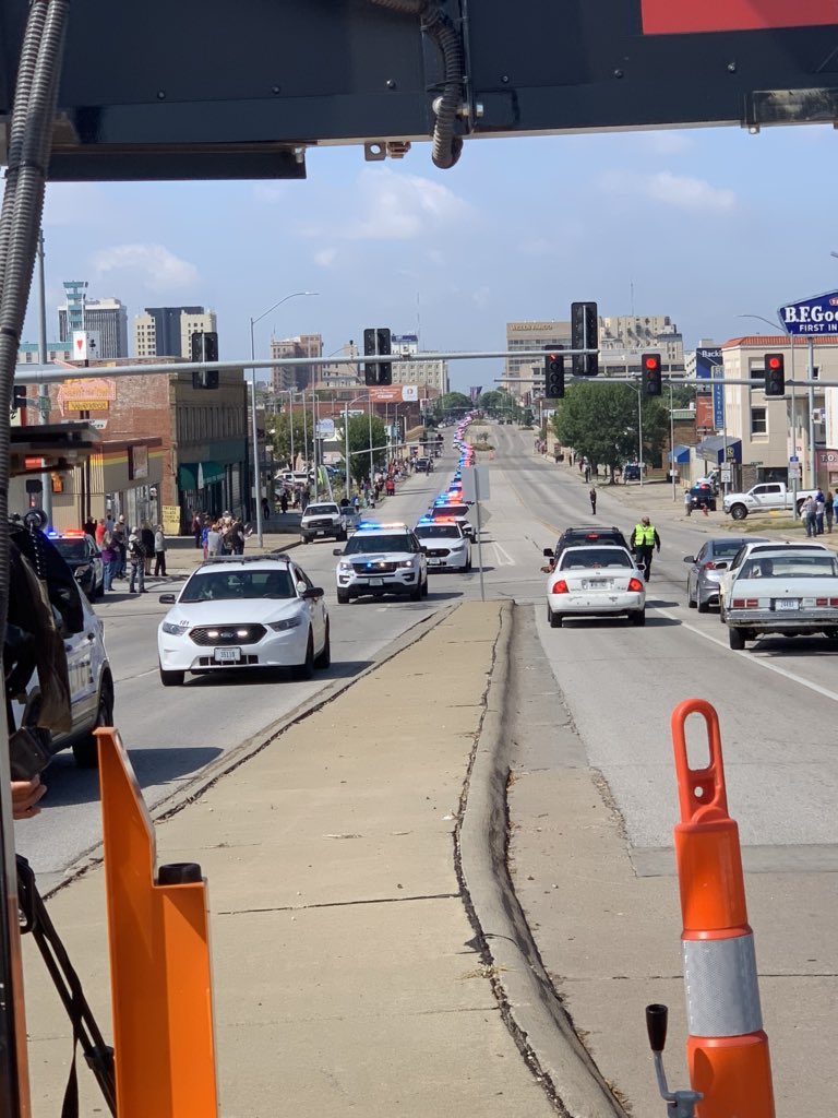 SadiyahAli10's tweet photo. You can see how long the line of police cars is: https://t.co/nt51oHJuB1