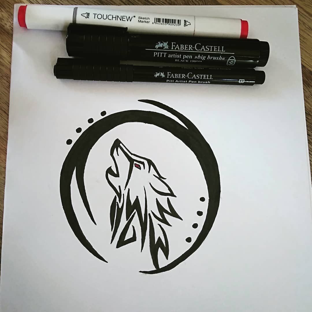 MonkeyDdesign's tweet photo. Nouveau projet ! Un #loup #tribal dans une #lune un peu modifié 🌙🐺

Ça été une super opportunité de tester mes nouveaux markeurs @FaberCastell à pointe souple 👌

#wolf #dessin #tattoo #ink #drawing #artwork #workjob #illustration https://t.co/xFblTbiJY6