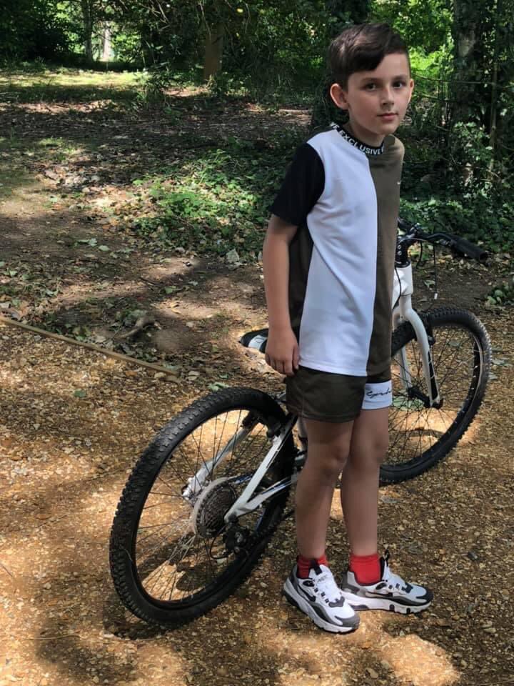 pinkladee78's tweet photo. @davidwalliams my 9yr old nephew was hit by a car outside school 2 days ago, had surgery and has a few more to come, we are trying to get him as many celeb recorded video get well wishes as we can, to help him whilst in hospital. Please can you help? https://t.co/crMTFHtH3M