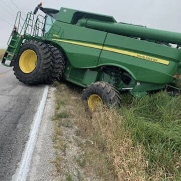 ReynoldsFarmEq's tweet image. SLOW DOWN. SHARE THE ROAD.

Thankfully, our employee wasn’t injured. The person driving the dump truck that ran him off the road never slowed down or stopped. When approaching large machinery, keep it simple; slow down. Share the road.

#Harvest2020 @JohnDeere #FarmSafety