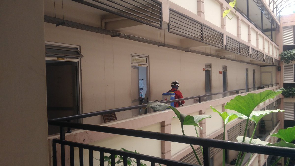 muhammad_eksan's tweet photo. Tgl 12.09.2020 Bersama dengan Team satgas covid 19 pmi kab sleman beserta satgas kecamatan depok melakukan langkah proteksi di lingkungan Sanata darma residence melalui program Edukasi covid dan disinfeksi menyeluruh.
#lawancovid19 
@pmi_sleman @pmi_diy @RelawanPMISlmn https://t.co/hyNCdHQmXw