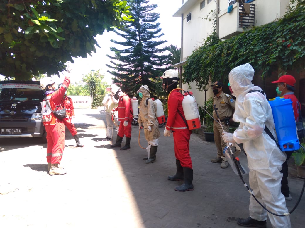 muhammad_eksan's tweet photo. Tgl 12.09.2020 Bersama dengan Team satgas covid 19 pmi kab sleman beserta satgas kecamatan depok melakukan langkah proteksi di lingkungan Sanata darma residence melalui program Edukasi covid dan disinfeksi menyeluruh.
#lawancovid19 
@pmi_sleman @pmi_diy @RelawanPMISlmn https://t.co/hyNCdHQmXw
