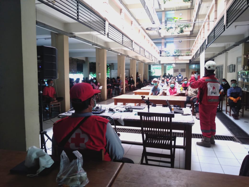 muhammad_eksan's tweet photo. Tgl 12.09.2020 Bersama dengan Team satgas covid 19 pmi kab sleman beserta satgas kecamatan depok melakukan langkah proteksi di lingkungan Sanata darma residence melalui program Edukasi covid dan disinfeksi menyeluruh.
#lawancovid19 
@pmi_sleman @pmi_diy @RelawanPMISlmn https://t.co/hyNCdHQmXw