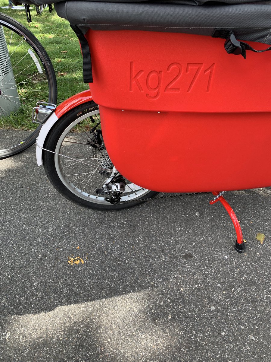 Here’s Patty with her shiny, eye catching  @madsencycles. This can handle 271kg or 600 (!!!) pounds in that bucket, as clearly advertised!