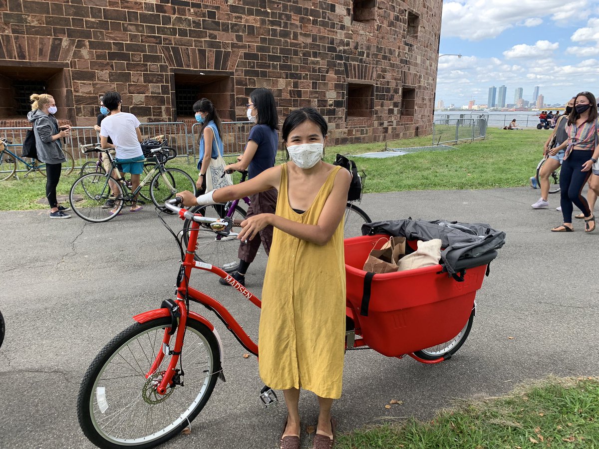 Here’s Patty with her shiny, eye catching  @madsencycles. This can handle 271kg or 600 (!!!) pounds in that bucket, as clearly advertised!
