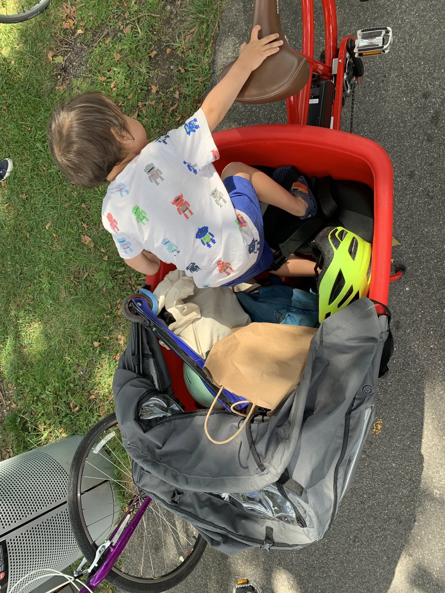 Here’s Patty with her shiny, eye catching  @madsencycles. This can handle 271kg or 600 (!!!) pounds in that bucket, as clearly advertised!