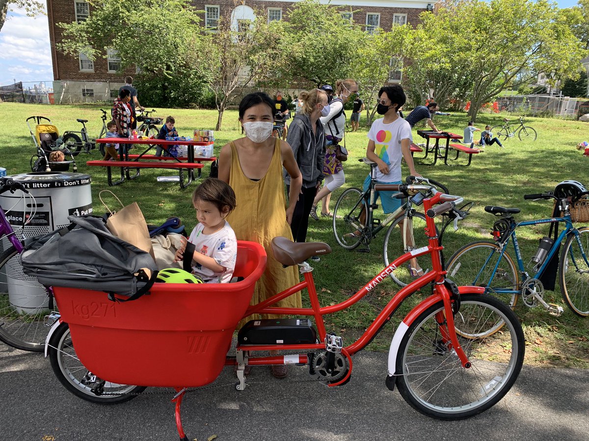 Here’s Patty with her shiny, eye catching  @madsencycles. This can handle 271kg or 600 (!!!) pounds in that bucket, as clearly advertised!