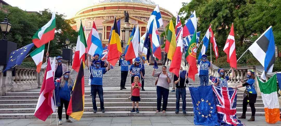EssexForEurope's tweet photo. And THAT ππ» is how you do the Last Night of the Proms. πππ»π¬π§πͺπΊπ¬π§πͺπΊπ¬π§πͺπΊπ¬π§πͺπΊ
#LastNightOfTheProms #LNOP #ThankEUForTheMusic #PromsEuFlags #EUFlagMafia #StrongerTogether #LoveEU #RejoinEU https://t.co/tbOJQiecab