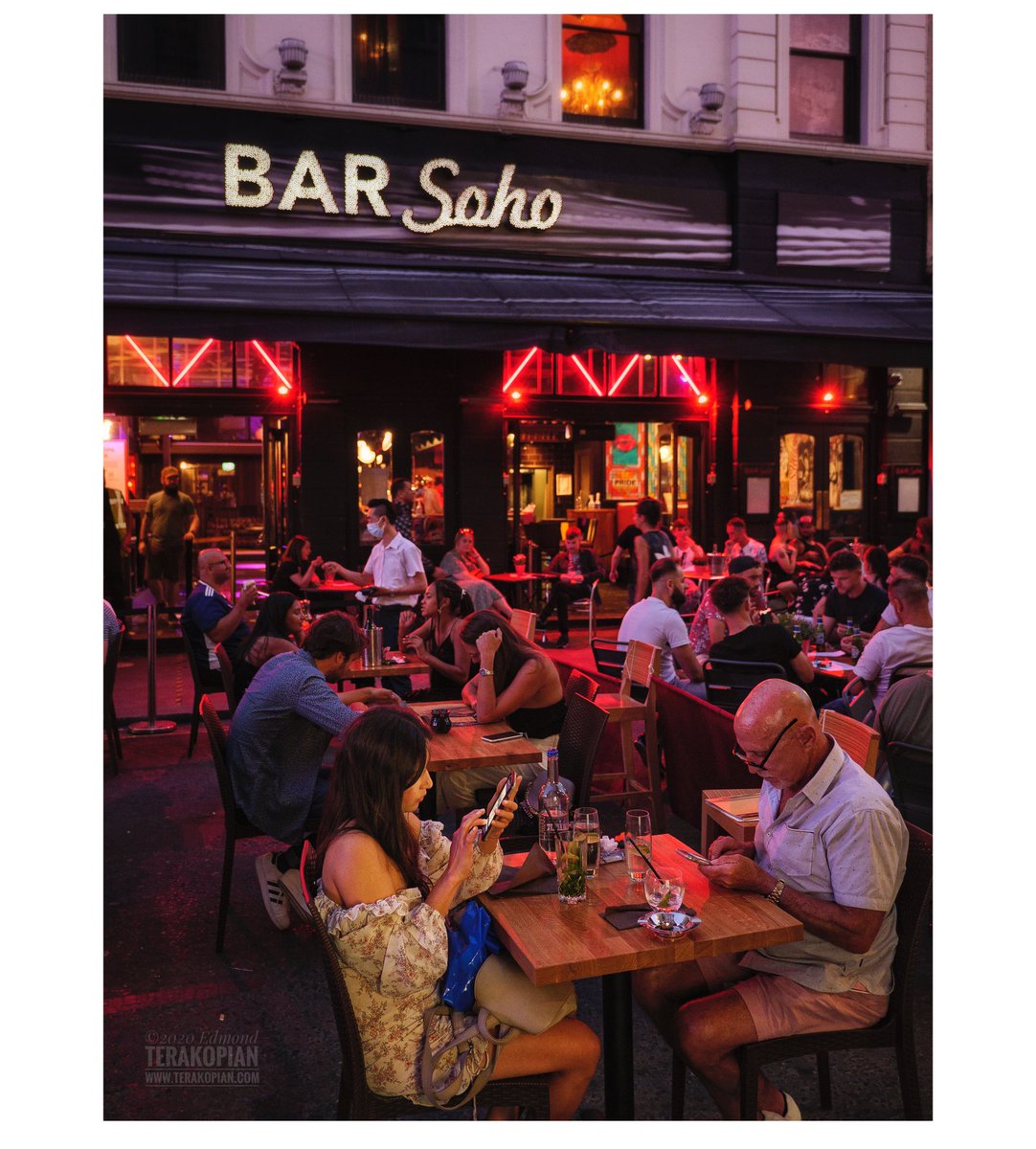 terakopian's tweet photo. Alfresco Dining & Smartphones @BarSoho1 #soho #dining #drinks #nightlife #alfresco #dailylife #dailylife #streetphotography #canpubphoto #lockdown #pandemic #covid19 #lowlightphotography #availablelightphotography @LumixUK #lumix #lumixg9 #leicadg #leicadg1025 #variosummilux #m43 https://t.co/ovy4JqhogE
