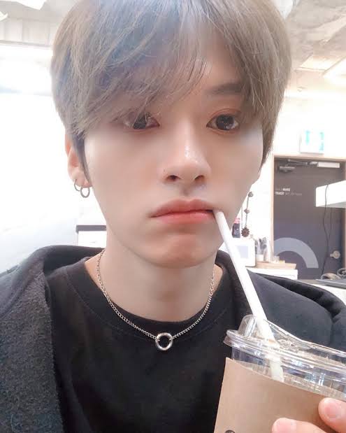 Stprocrastinati's tweet photo. HONGDAE | AU minsung 🌆🌂

Donde Jisung utiliza canciones de Baek A Yeon para poder expresarse respecto a su relación con Minho y Minho es el novio de la dueña de las canciones. https://t.co/jQu92jiUYO