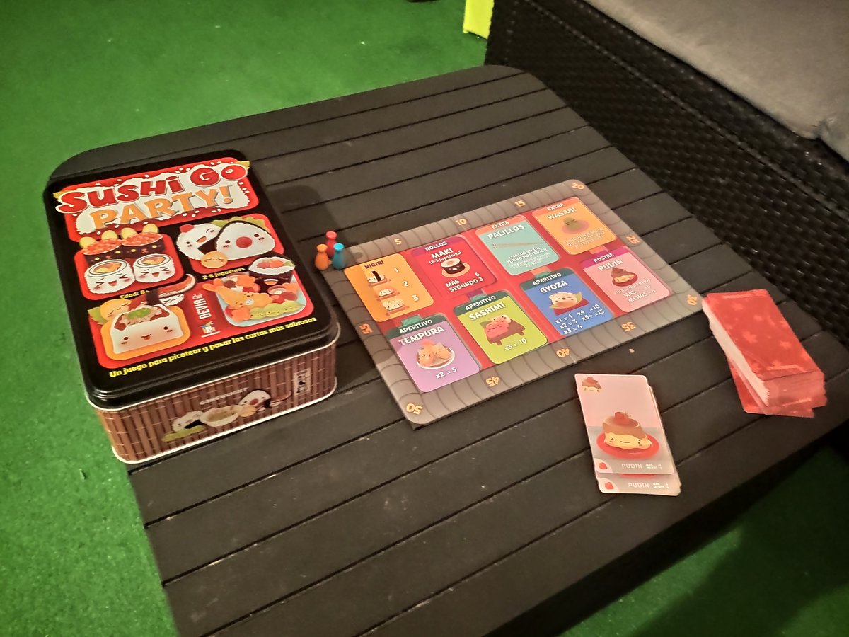 DesvanC's tweet photo. Y para cenar un poco de sushi. Un juego muy divertido con mecanicas de draft y para toda la familia.
#sushigo #sushigoparty #devir #juegodemesa #juegofamiliar #draftgame #gameboard #juegodecartas #juegodivertido #partygame https://t.co/Jsqxt4rzN0