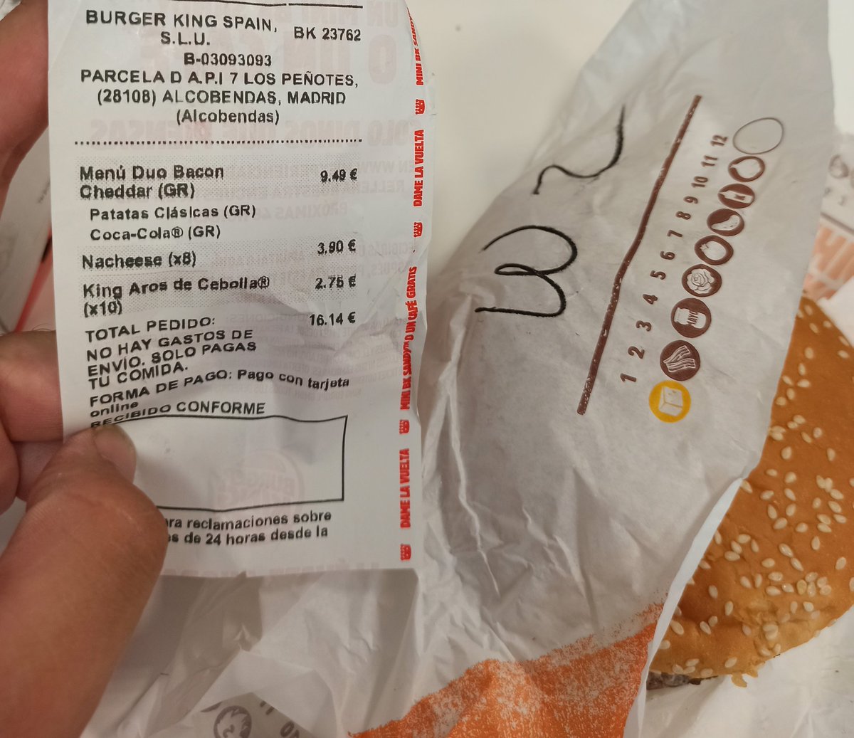 kud186's tweet photo. Olé esas hamburguesas erróneas que te dejan un vacío estomacal !! #burguerking #mehanrobadopasta #Desilusiondeunsabadoporlanoche
#palazocarnico #asinoBurguerKing https://t.co/udAxPXVM8I