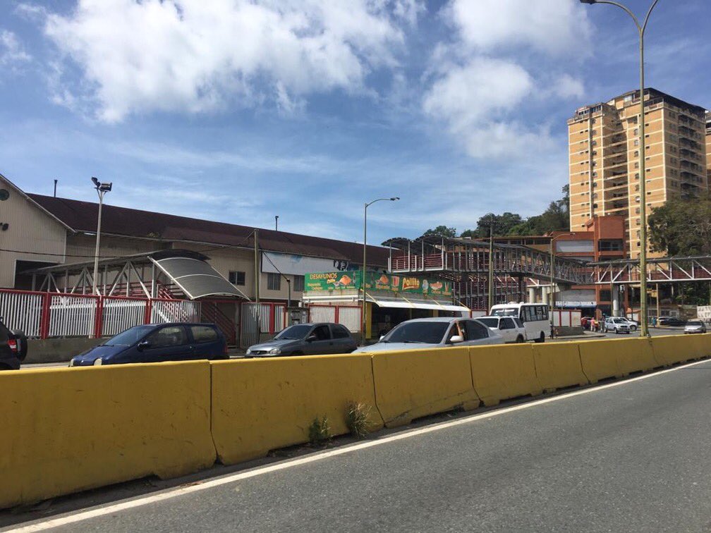 RCR750's tweet photo. #Colas durante todo este sábado por gasolina ⛽️ en toda Venezuela. https://t.co/2tiUotSCvE