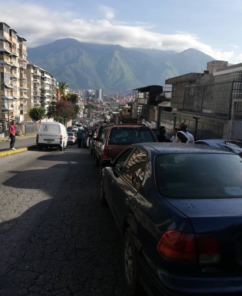 RCR750's tweet photo. #Colas durante todo este sábado por gasolina ⛽️ en toda Venezuela. https://t.co/2tiUotSCvE